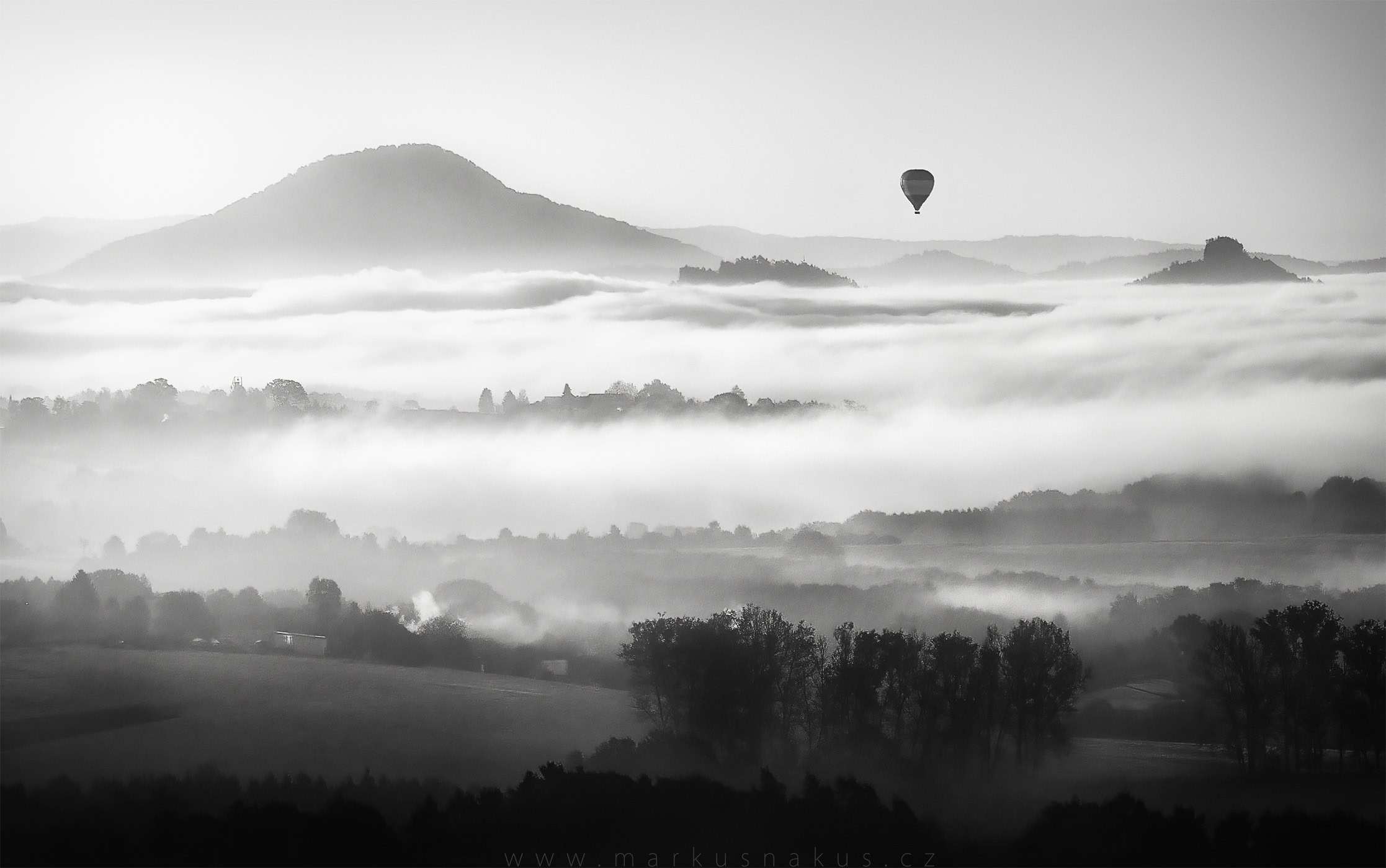 Let nad mračným mořem --- A flight over a cloudy see