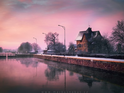 Zimní ráno na kanálu --- Winter morning at a canal