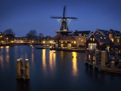 Haarlemský větrný mlýn --- Haarlem windmill