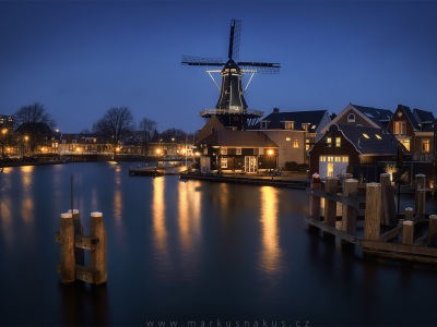 Haarlemský větrný můýn --- Haarlem windmill